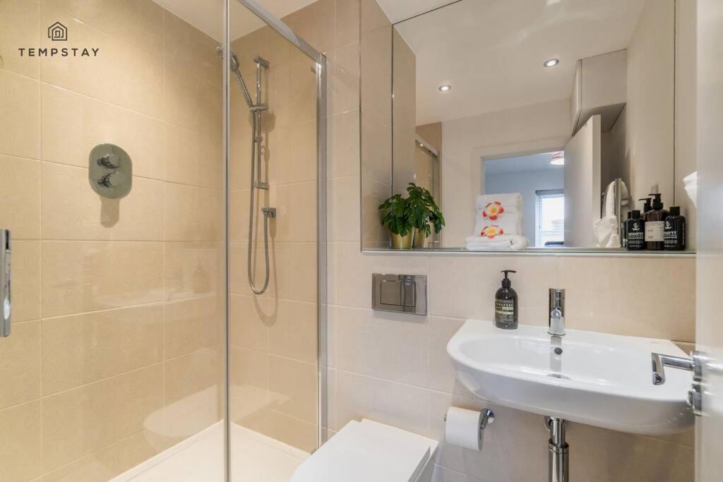 Stylish 4 Bed Family Home At Madejski, Reading University Εξωτερικό φωτογραφία